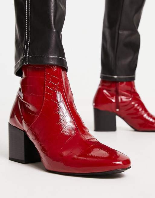 ASOS DESIGN Chelsea Stiefel aus Kunstleder in Rot mit Lackoptik Schlangenhautstruktur und Absatz ASOS