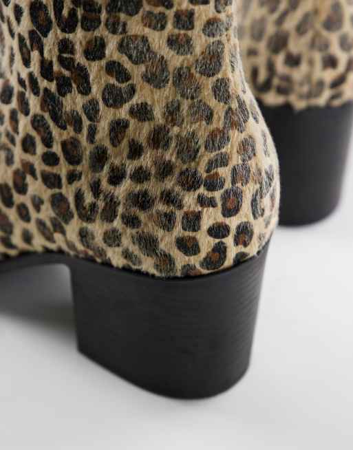 ASOS DESIGN – Chelsea-Stiefel aus Ponyfellimitat mit Leopardenprint und Absatz, 2 von 4