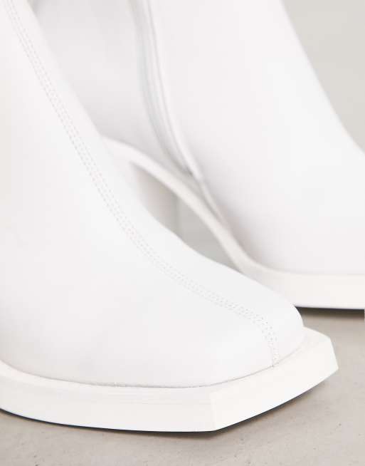 ASOS DESIGN Chelsea Stiefel aus weiBem Leder mit Absatz und weiBer Sohle ASOS