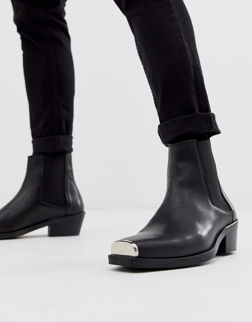 asos design -  – Chelsea-Stiefel im Western-Stil aus schwarzem Leder mit kubanischem Absatz und Metallbesatz