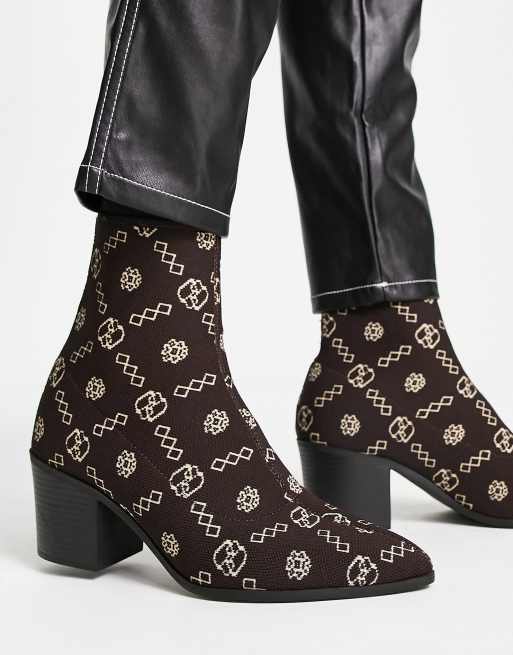 ASOS DESIGN – Chelsea-Stiefel in Braun mit aufgesticktem Monogrammmuster und schwarzer Sohle