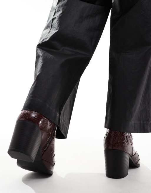 ASOS DESIGN – Chelsea-Stiefel in burgunderroter Lackoptik mit Westerndetail, 3 von 4