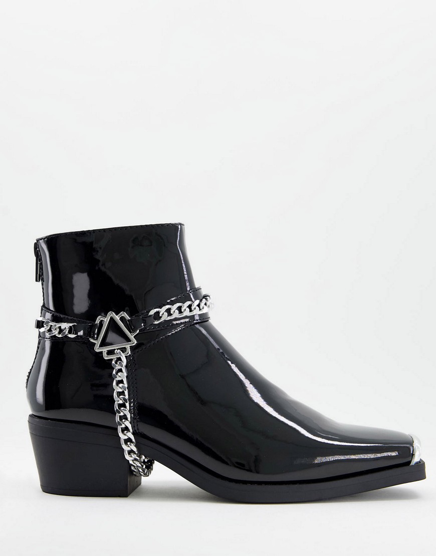 asos design -  – Chelsea-Stiefel in Schwarz aus Kunstlackleder im Western-Stil mit kubanischem Absatz und Metalldetail