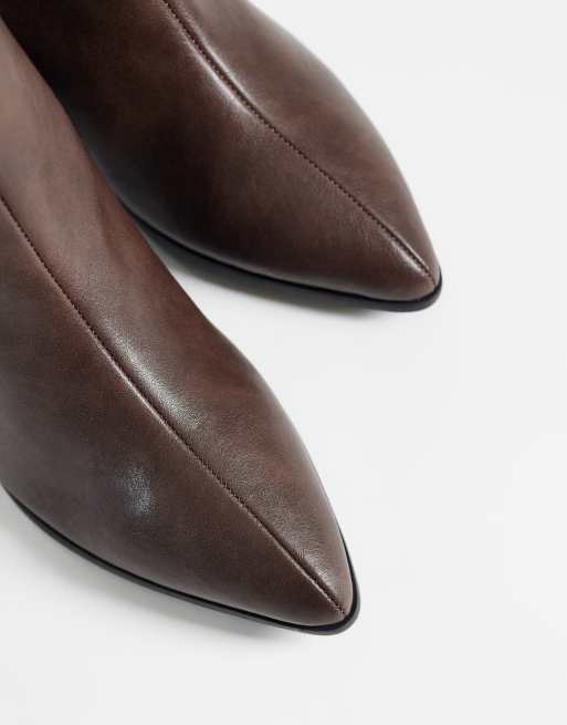 ASOS DESIGN Chelsea-Stiefeletten mit Absatz in Braun, 3 von 4