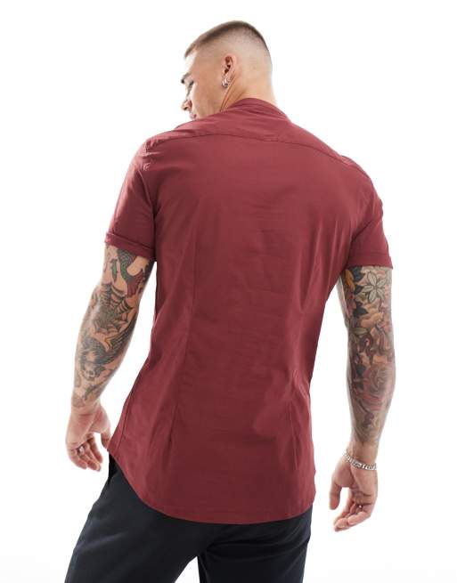 ASOS DESIGN - Chemise ajustée à col grand-père et manches retroussées - Bordeaux, 2 de 4