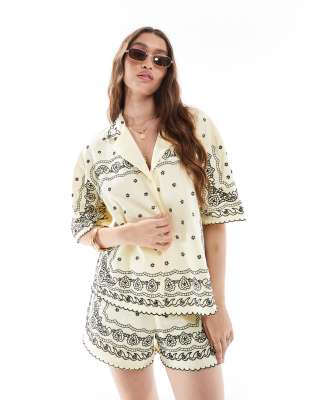 ASOS DESIGN - Chemise avec col à revers et broderies façon bandana - Jaune - view 1