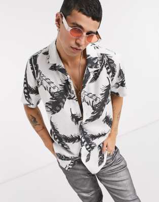 ASOS DESIGN - Chemise coupe classique avec col à revers imprimé feuilles - Blanc et gris