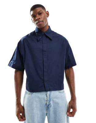 ASOS DESIGN - Chemise courte coupe carrée en mousseline style années 70 avec col - Bleu marine