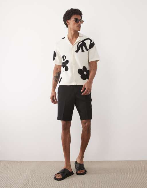 ASOS DESIGN - Chemise décontractée boutonnée en maille avec col à revers et imprimé fleurs sur l'ensemble - Écru et noir, 2 de 5