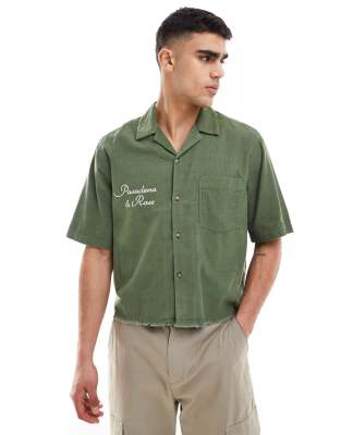 ASOS DESIGN - Chemise décontractée courte coupe carrée avec col à revers et broderie sur la poitrine