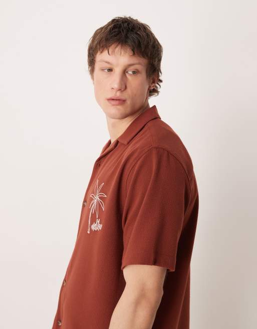 ASOS DESIGN - Chemise décontractée texturée à col à revers et broderie sur la poitrine - Marron, 4 de 5