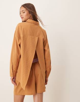 ASOS DESIGN - Chemise d'ensemble en crépon rayé avec dos ouvert - Fauve - view 1