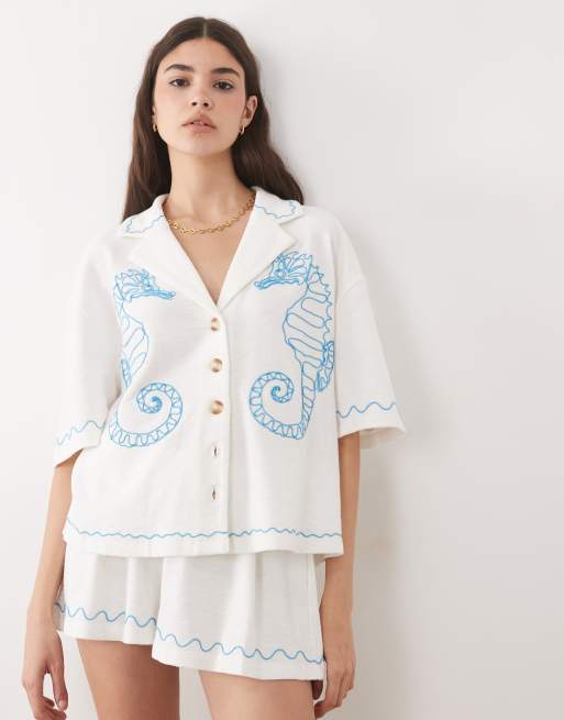 ASOS DESIGN - Chemise d'ensemble en jersey texturé avec col à revers et broderie hippocampe - Crème, 3 de 4