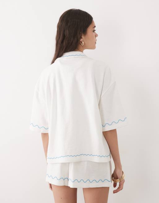 ASOS DESIGN - Chemise d'ensemble en jersey texturé avec col à revers et broderie hippocampe - Crème, 4 de 4