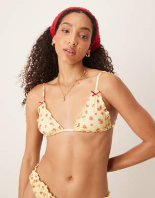 ASOS DESIGN - Cherry Rose - Triangel-Bikinioberteil in Buttermilchgelb mit Kirschblütenmuster und Kräuseldesign