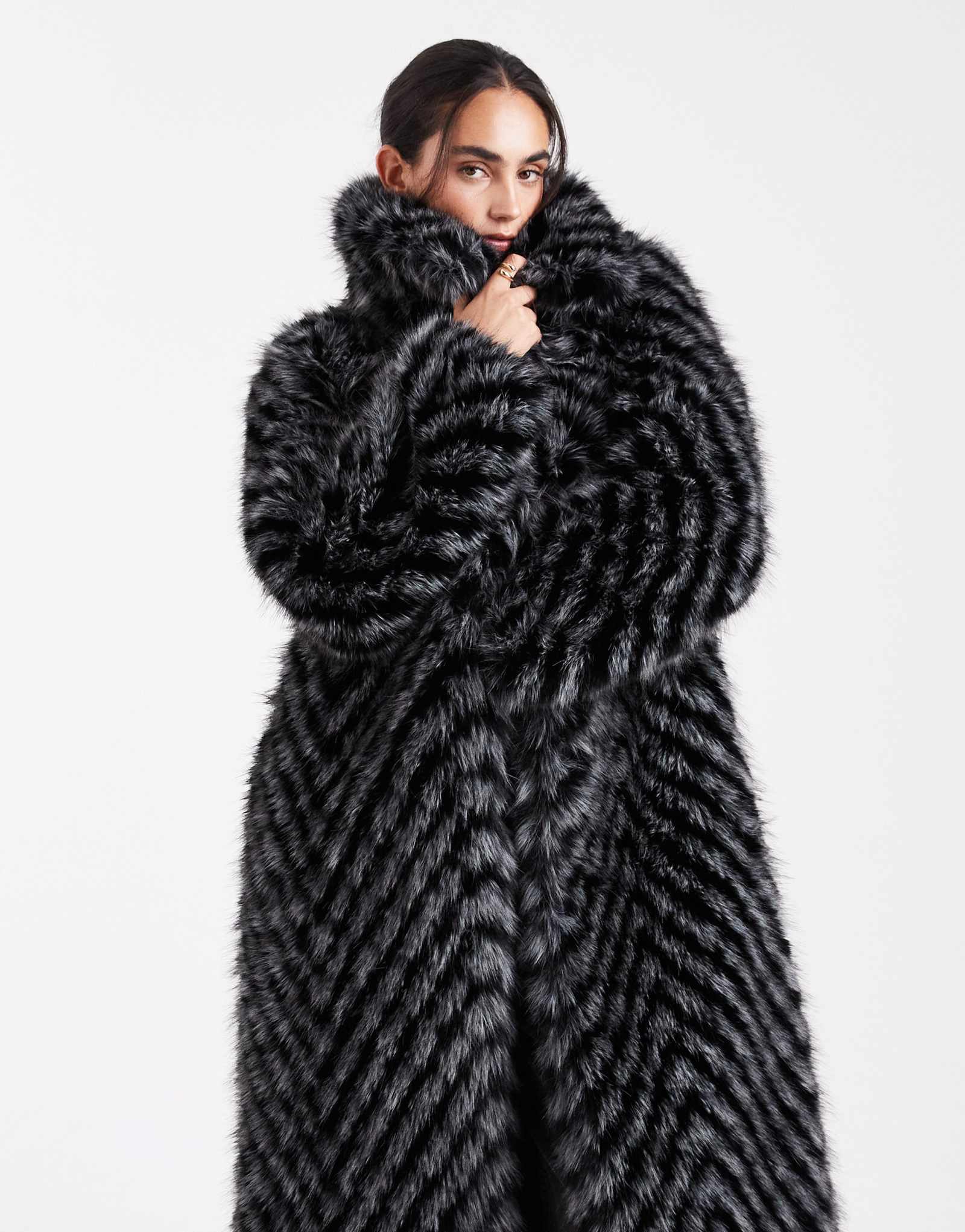 Автомобильное пальто ASOS DESIGN chevron из искусственного меха в серую полоску