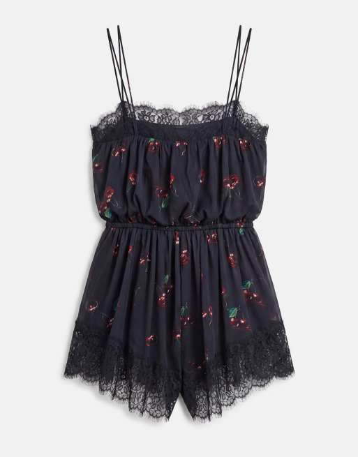 ASOS DESIGN chiffon cami playsuit met kanten afwerking in zwart-kersenprint, 7 van 9