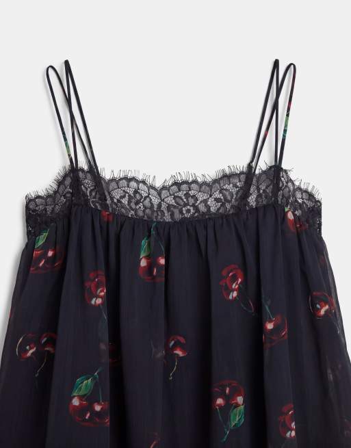 ASOS DESIGN Chiffon-Camisole-Playsuit mit Spitzenbesatz und schwarzem Kirschprint, 8 von 9