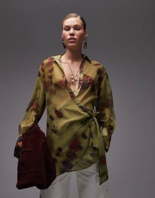 ASOS DESIGN - Chiffon-Hemd mit Batikprint, tiefem Ausschnitt und Wickel-Front-Bunt