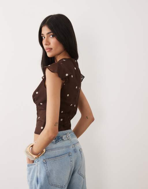 ASOS DESIGN – Chiffon-Hemdbluse in gepunktetem Braun mit Cut-out und Kappärmeln, 4 von 4