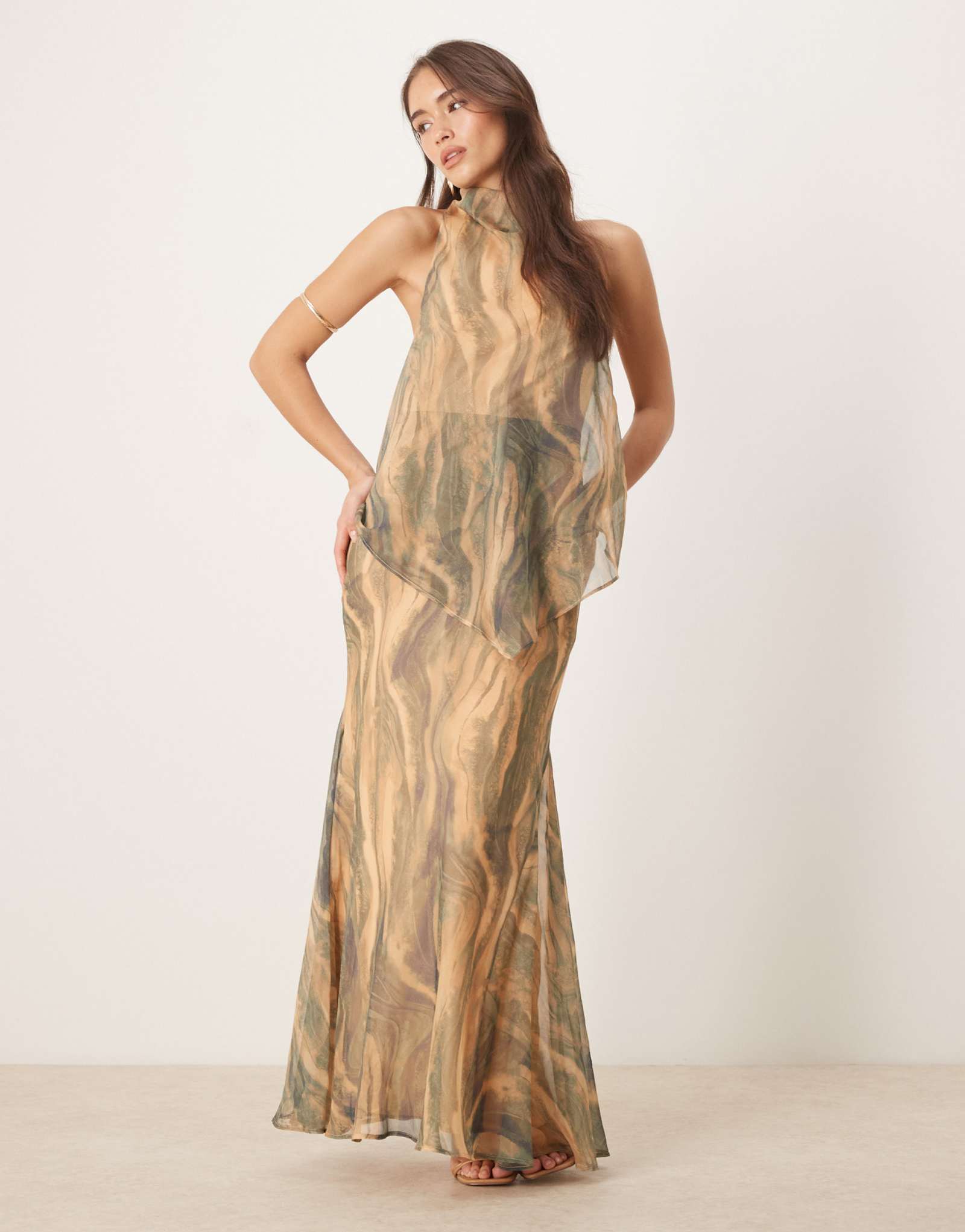 Дизайнерское шифоновое двухслойное макси-платье ASOS с высоким воротом и мраморным принтом