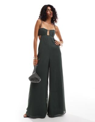 ASOS DESIGN - Chiffon-Jumpsuit aus Satin in Grün mit weitem Bein, Korsettdetail und Aussparungen