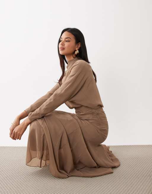 ASOS DESIGN – Chiffon-Maxikleid in Taupe mit gesmoktem Bundeinsatz und Godet-Details, 2 von 4