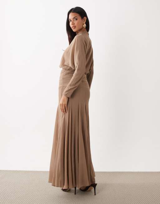 ASOS DESIGN – Chiffon-Maxikleid in Taupe mit gesmoktem Bundeinsatz und Godet-Details, 3 von 4