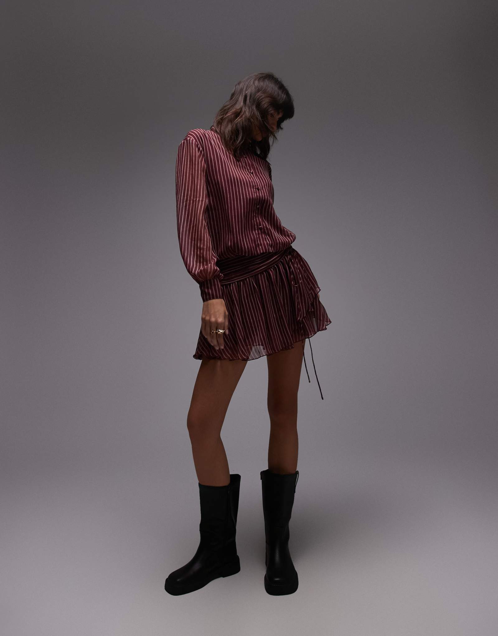 Дизайнерское шифоновое мини-платье-рубашка ASOS с юбкой-рюшами в бордовую полоску