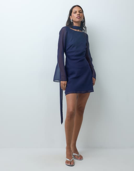 ASOS DESIGN Chiffon-Minikleid im schrägen Schnitt mit passendem Schal in Marineblau, 3 von 4