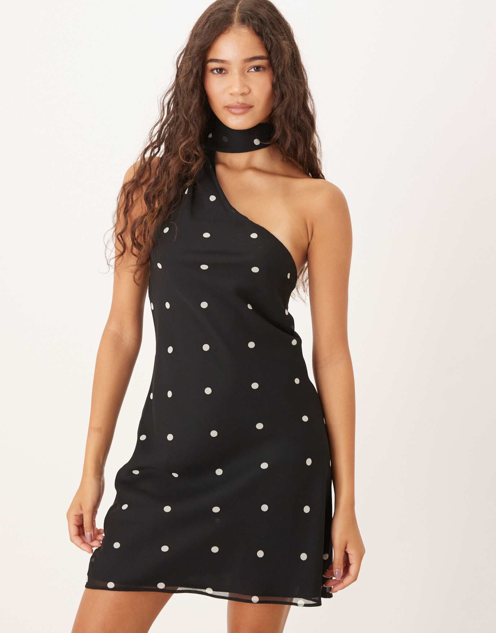  Мини-платье из шифона с шарфом ASOS DESIGN в горошек черное