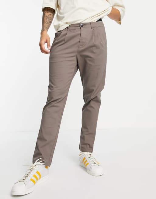 ASOS DESIGN - Chino a sigaretta con pieghe, colore marrone