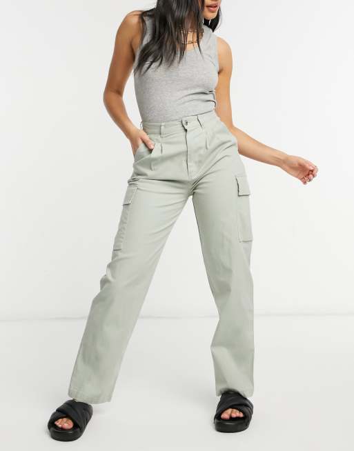 ASOS DESIGN - Chino met geplooide voorkant en cargozakken in saliegroen