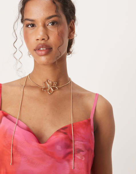 ASOS DESIGN – Choker-halsband med guldfärgad blomma - view 1