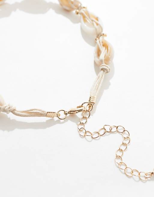 ASOS DESIGN – Choker-Halsband mit Kunstmuschel-Design in einem Naturton, 4 von 4