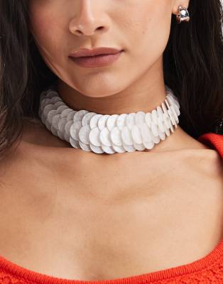 ASOS DESIGN - Choker-Halsband mit Kunstmuschel-Design-Weiß