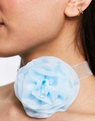 ASOS DESIGN - Choker-Halskette in Blau mit Korsagen-Bindedetail aus Organza