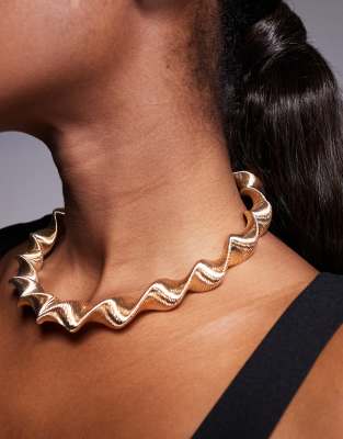 ASOS DESIGN - Choker-Halskette in Gold mit verdrehtem Design-Goldfarben