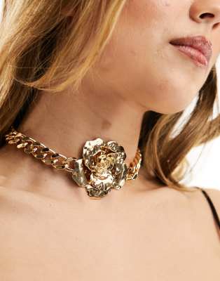 ASOS DESIGN - Choker-Halskette in Goldoptik mit Ansteckblume und Kettendetail-Goldfarben