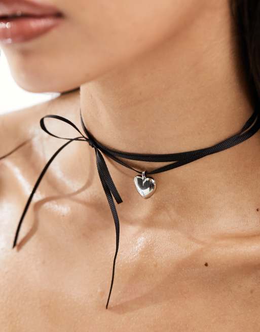 ASOS DESIGN – Choker-Halskette in Silberoptik mit Schleife und Herzanhänger, 2 von 4