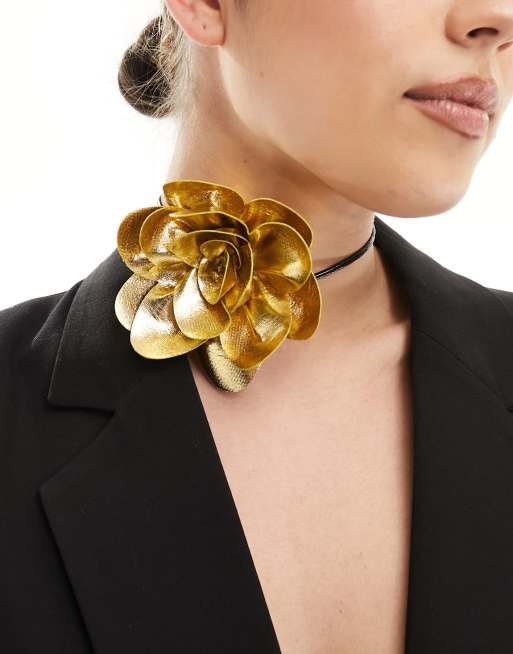 ASOS DESIGN – Choker-Halskette mit Ansteckblume in Metallic-Gold
