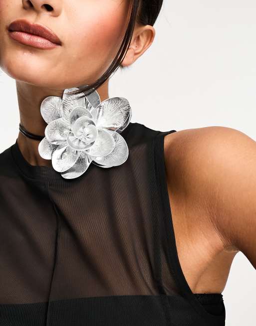 ASOS DESIGN – Choker-Halskette mit Ansteckblume in Metallic-Silber