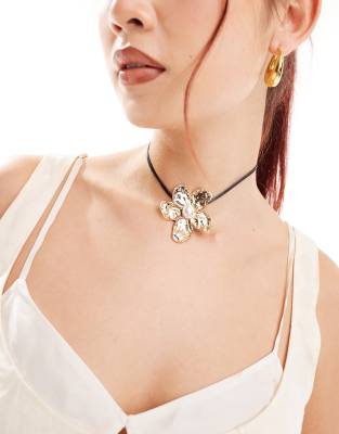 ASOS DESIGN – Choker-Halskette mit goldfarbener Ansteckblume in gehämmerter Optik mit Kunstperle