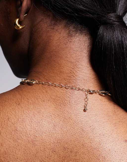 ASOS DESIGN – Choker-Halskette mit Kunstmuschel-Design in Gold