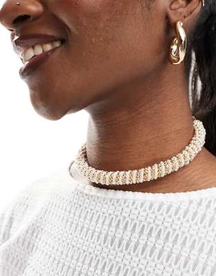 ASOS DESIGN - Choker-Halskette mit Kunstperlen und goldfarbenen Perlendetails