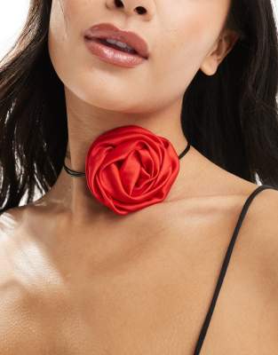 ASOS DESIGN - Choker-Halskette mit roter Satin-Ansteckblume und schwarzem Kordeldetail