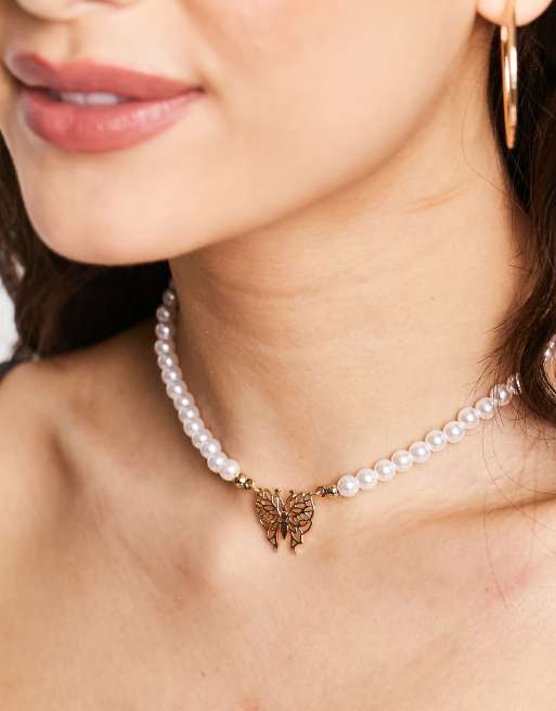 ASOS DESIGN - Choker met parels en vlindertje in goudkleur