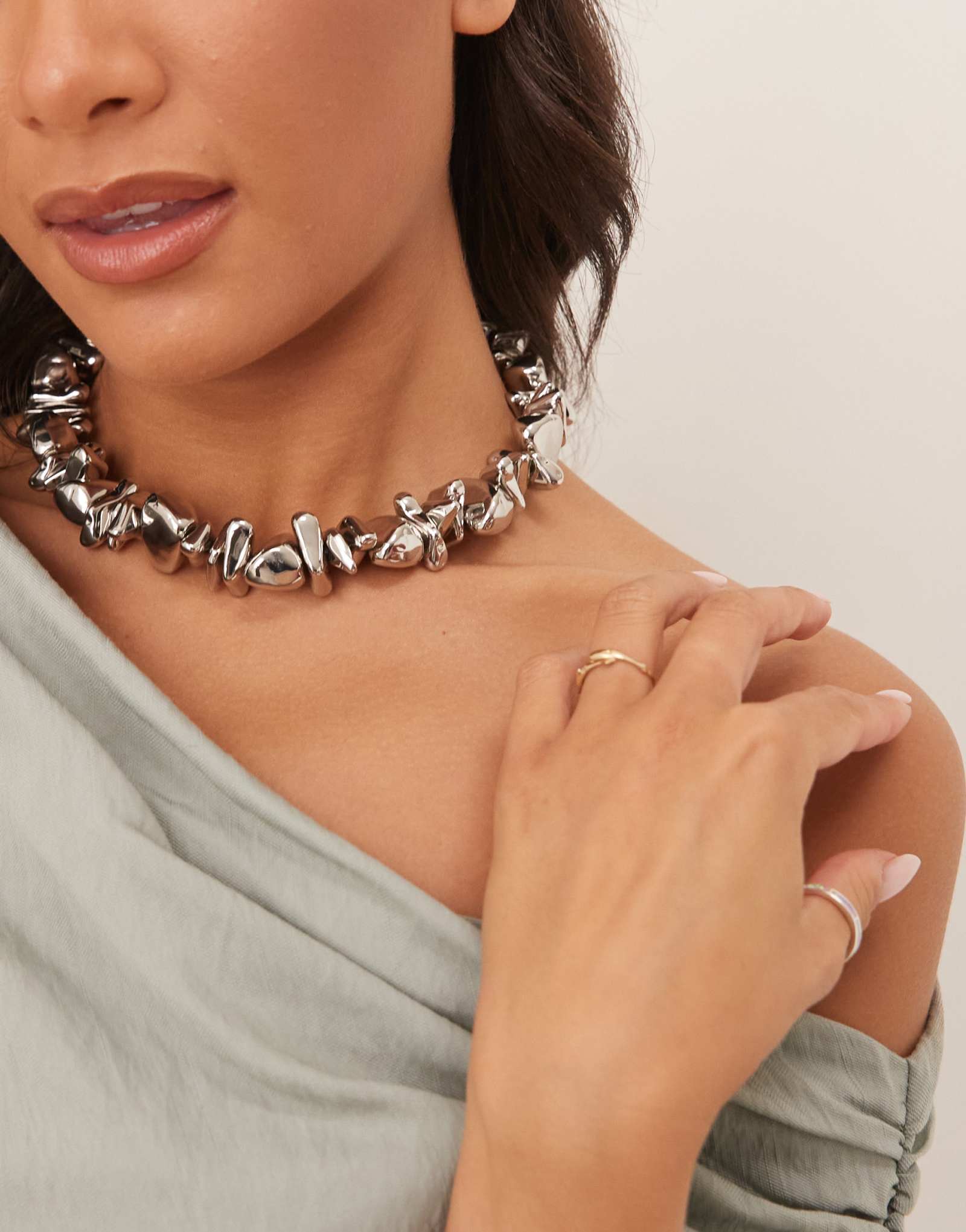 Дизайнерское колье-чокер ASOS с серыми деталями из расплавленных бусин