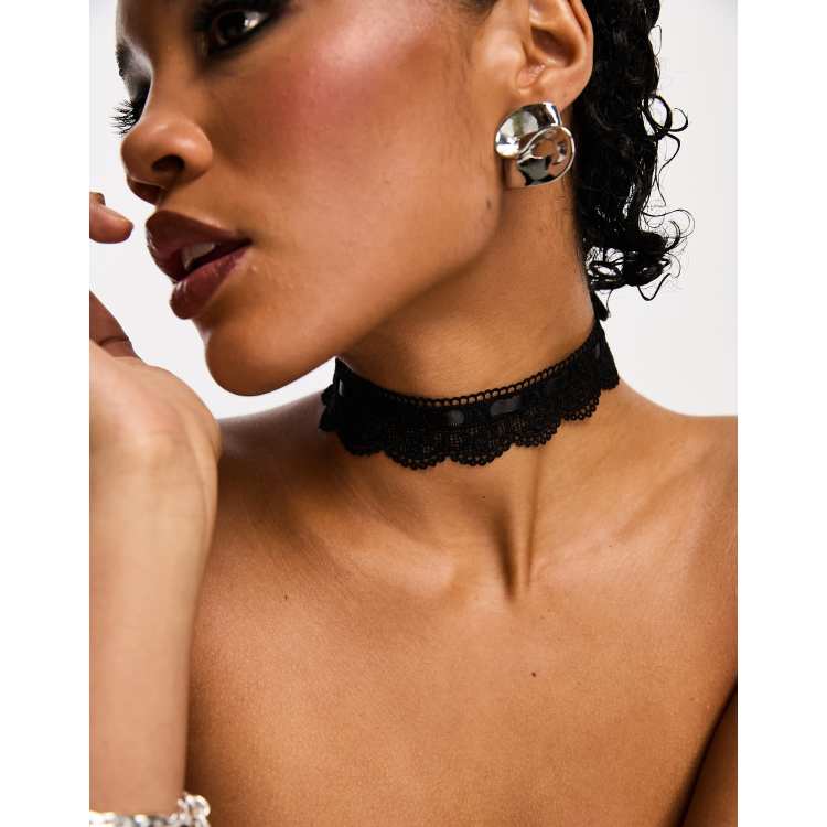 https://images.asos-media.com/products/asos-design-choker-necklace-with-lace-and-ribbon-design-in-black/205119243-1-black?$n_750w$&wid=750&hei=750&fit=crop