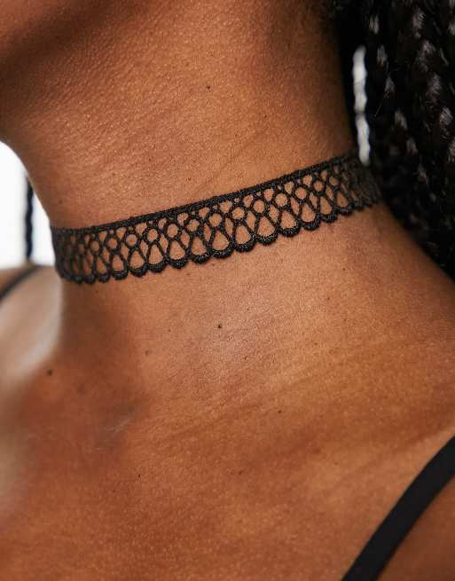 A black clearance choker